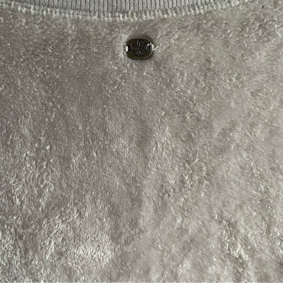 Gaiam Lux Faux Fur Fuzzy Sweatshirt in Dusty Purple Size Small - Picture 6 of 6